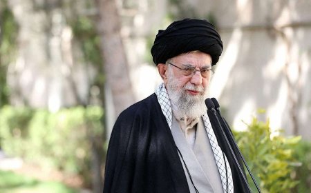 خامنەیی: ئەگەر ئەمریکا هێرش بکات دەبێتە شەڕێکی ناوچەیی