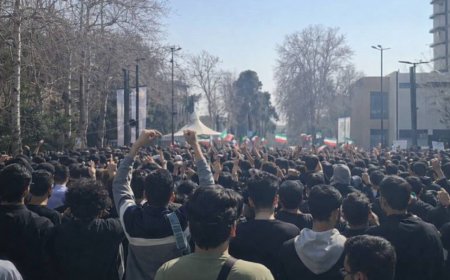 خوێندکارانی تاران ئاڵای ئێرانیان سوتاند