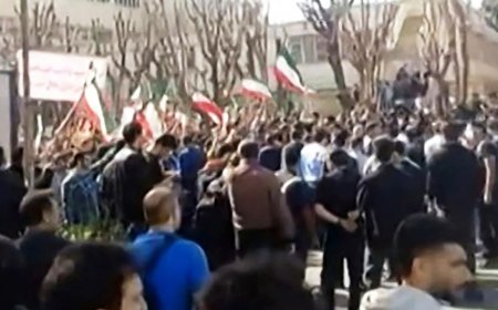 خوێندکارانی ئێران: پۆلەکانمان چۆڵ و گۆڕستانەکان پڕن
