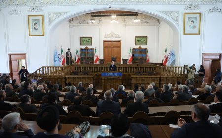 سەرۆکی پەرلەمانی ئێران: نامانەوێت چەکی ئەتۆمیمان هەبێت