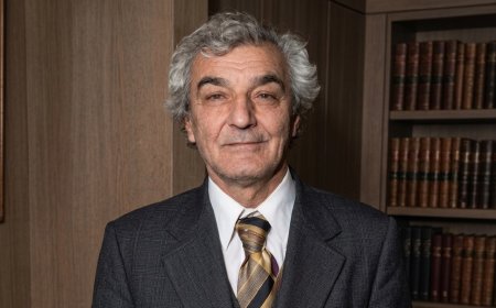 هێمن؛ ئەو شاعیرەی پێنوسەکەی کردە چەک و فەرهەنگیشى کردە سەنگەر