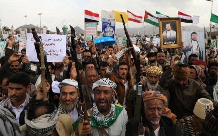دەنگی پێنج تەقینەوەی بەهێز لە سەنعا بیسترا و سعودیەش ئۆپەراسیۆنی سەربازی دژی حووسییەکان دەست پێ دەکات