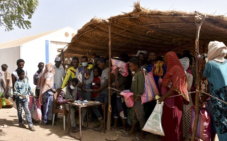 Li nêzî Yemenê keştiyek wergeriya 76 koçber xeniqîn