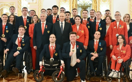Putin li Kremlinê pêşwaziya werzîşvanên rûsî kir