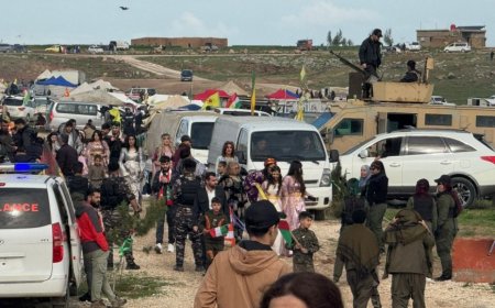 Bi boneya cejna Newrozê li pakrewangeha şehîdan a qamişlo mûm hatin vêxistin