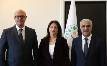 Şandeya DEM partiyê ji girava Îmraliyê vegeriya