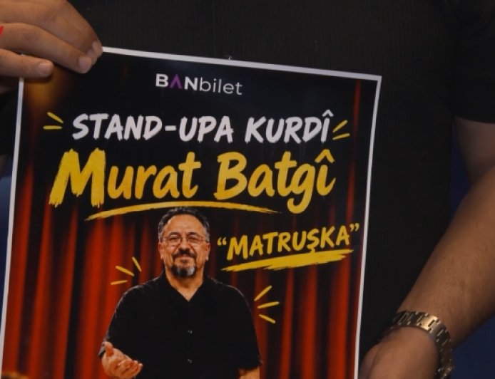 Komedyen Badgî di lîstika xwe de qala çîrokên cuda dike